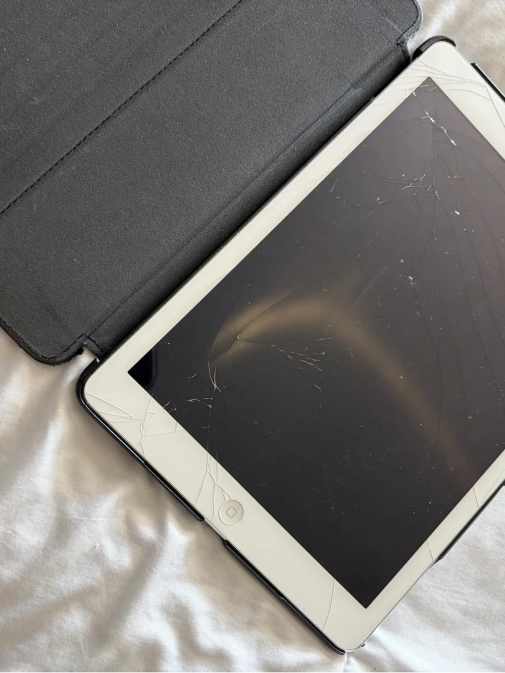 iPad Air 1st Gen MD788LL/A - FOR PARTS/DAMAGED(SHATTERED SCREEN) (Bundle W/ Case